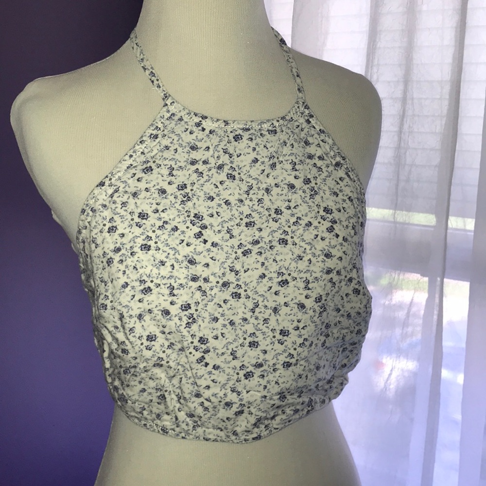 Crop top with blue floral pattern